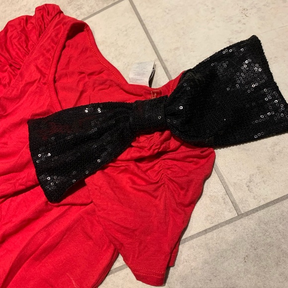Red top with sequin bow - Picture 2 of 2